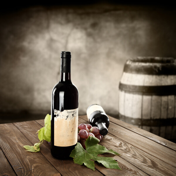 木板上的酒瓶与葡萄图片