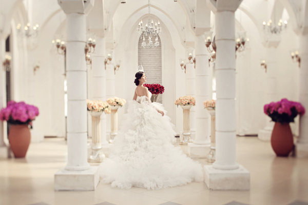 白色教堂里的美丽新娘图片