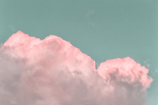 蓝天下的粉色云朵