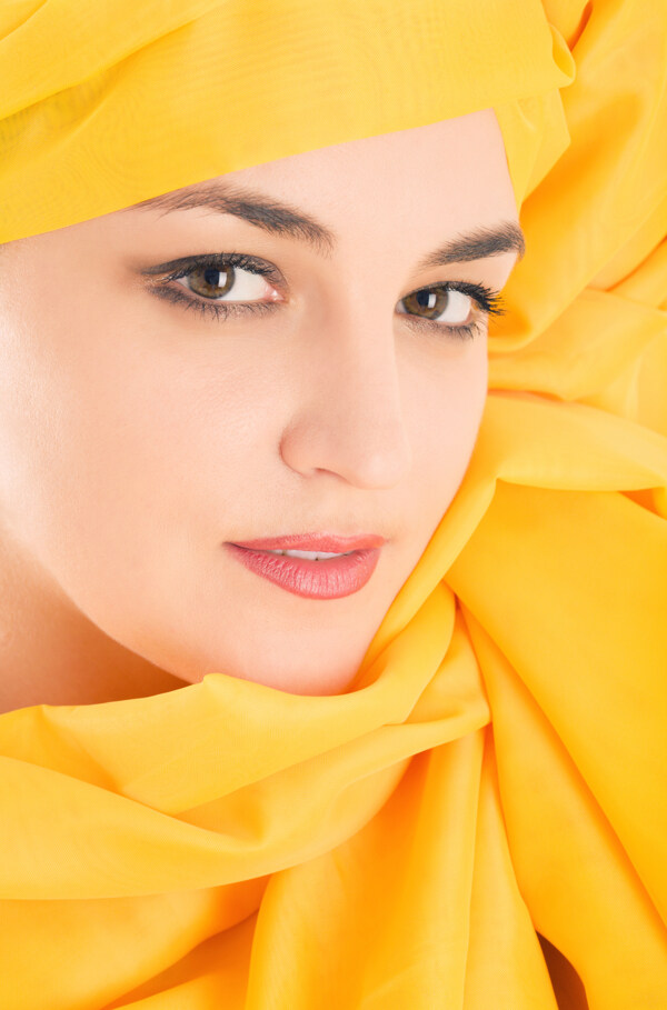 黄色围巾和漂亮女人图片