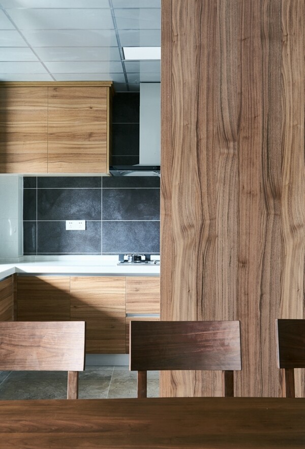 现代质感客厅木制壁柜室内装修效果图