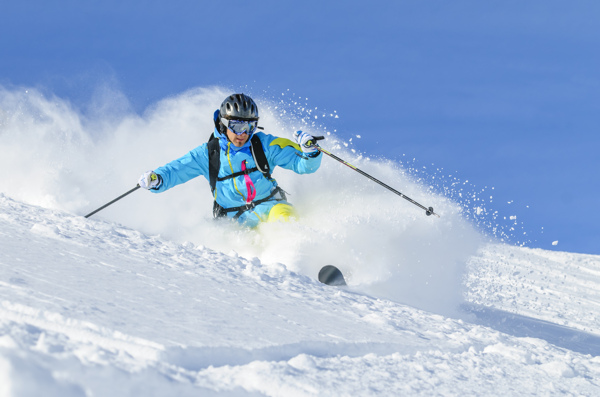 蓝色服装滑雪人物图片