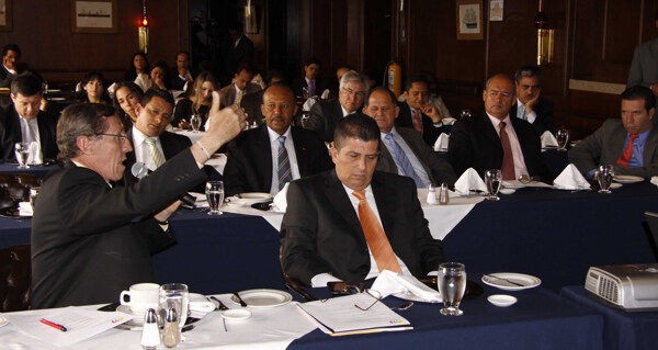 国际首脑会议会议争辩中图片