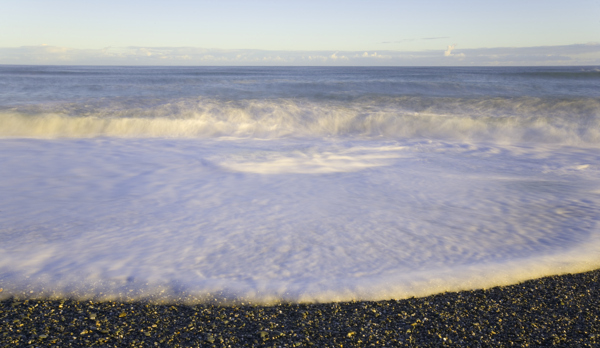 海浪冲击的海岸图片