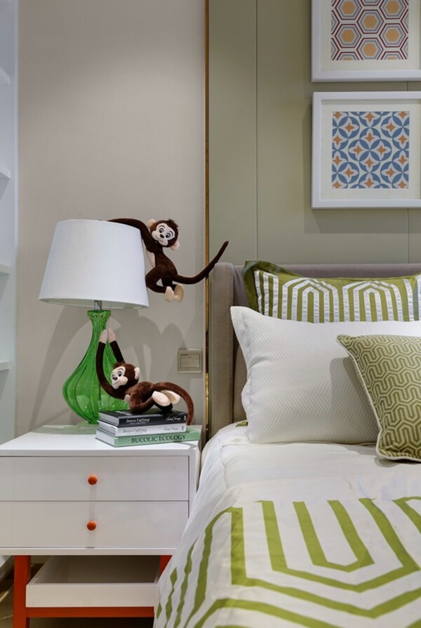 现代卧室绿色玻璃台灯室内装修效果图