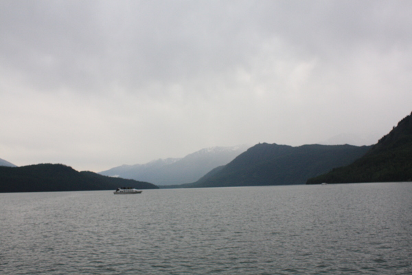 新疆喀纳斯湖雨后湖面远山