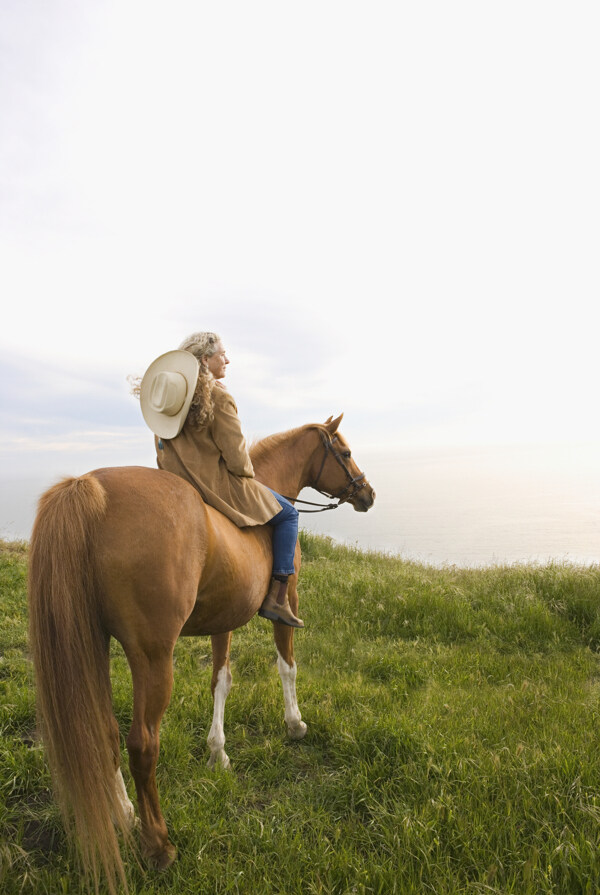 在草原上骑马的女性图片
