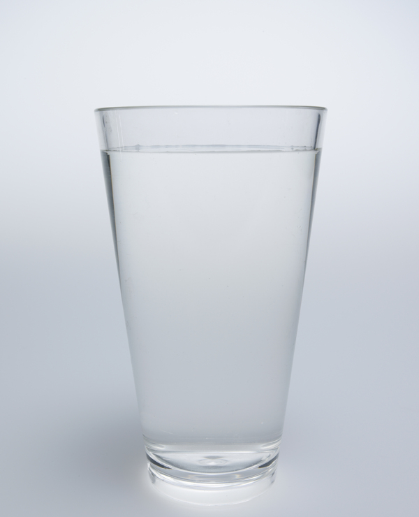 水杯纯净水图片