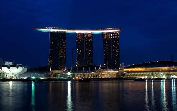 新加坡滨海湾金沙酒店夜景图片