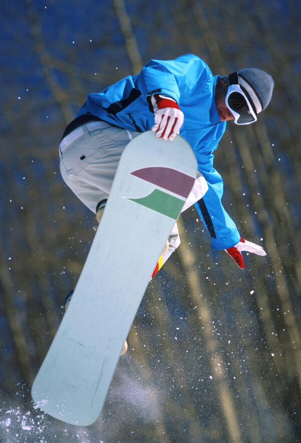 腾空跳跃的外国划雪运动员图片