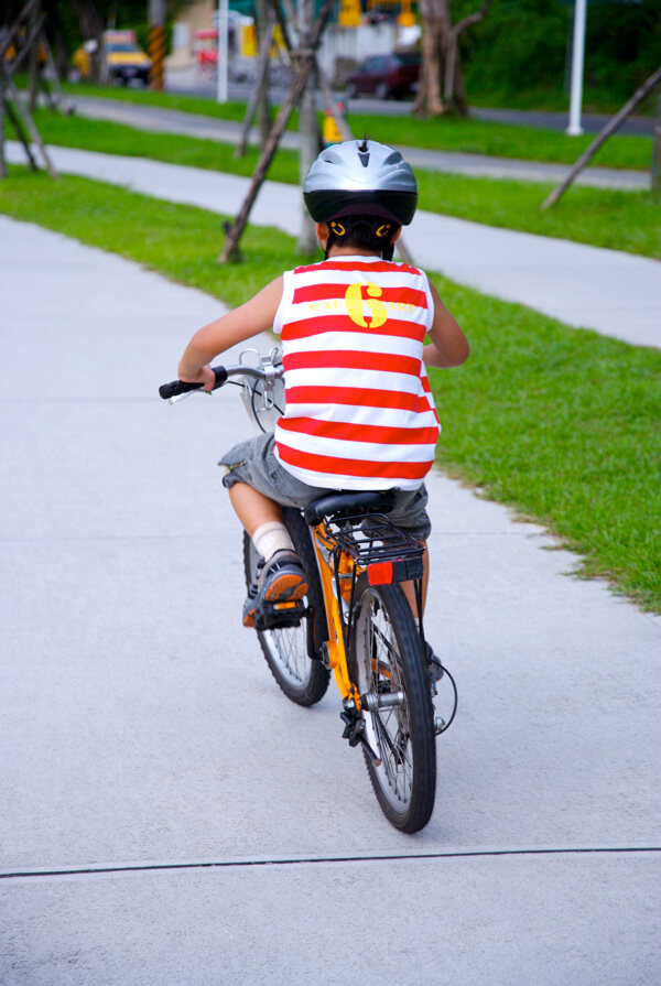 親子休閑腳踏車(chē)自行車(chē)腳踏車(chē)賽車(chē)戶(hù)外運(yùn)動(dòng)車(chē)道風(fēng)景草坪
