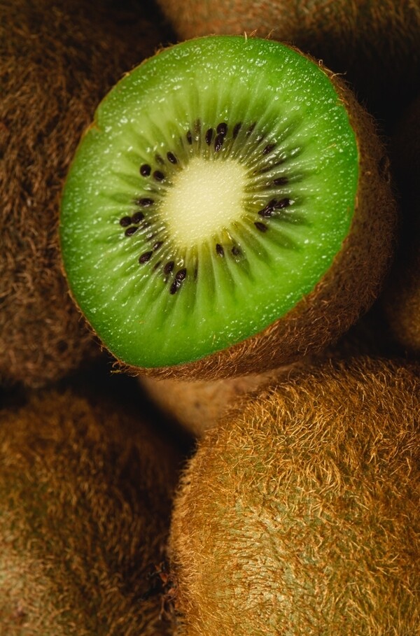 猕猴桃新鲜水果背景素材图片