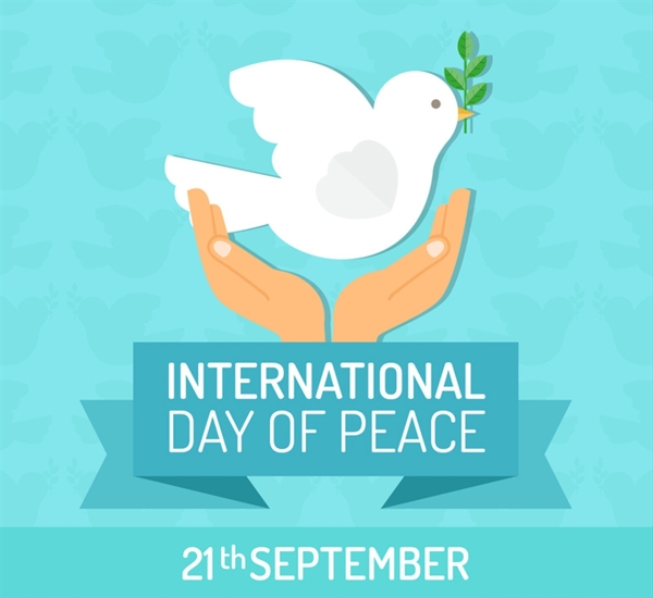 创意国际和平日手捧白鸽贺卡