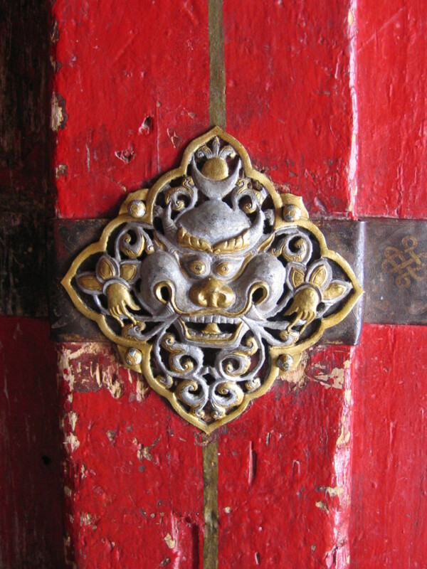 布达拉宫里面大门上的藏饰图片