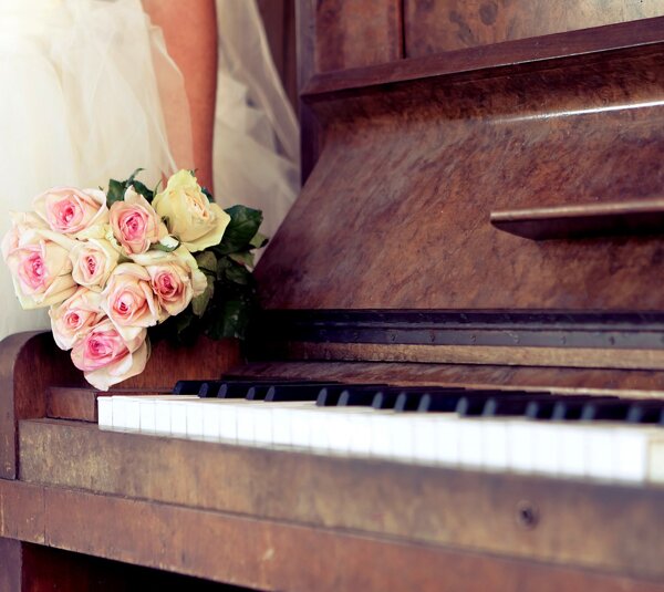 钢琴与花图片