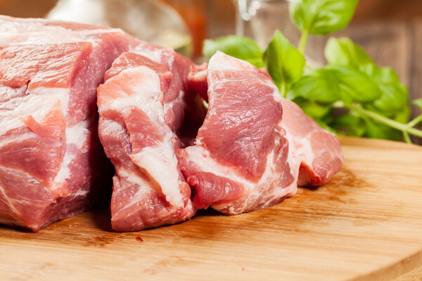 菜板上的鲜肉