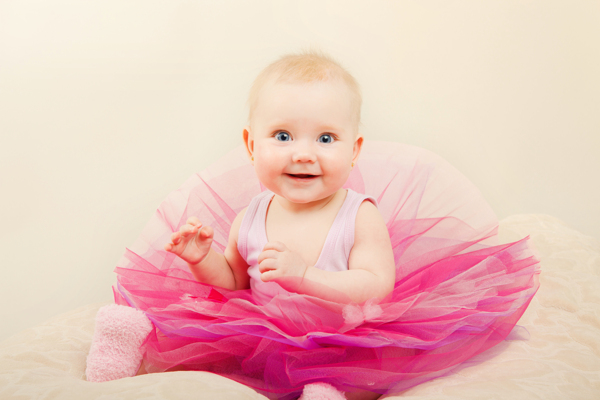 穿粉色裙子的婴儿图片