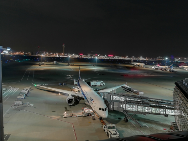 羽田机场全日空787客机夜景