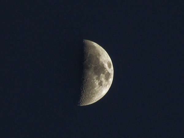 天空中的月亮摄影