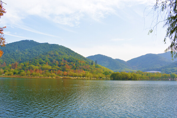 湖邊山水