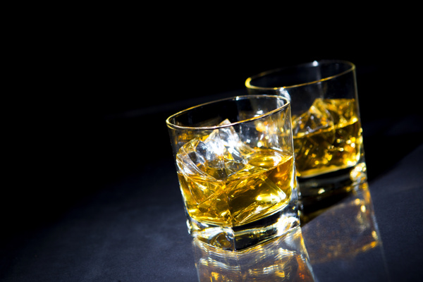 两杯威士忌图片