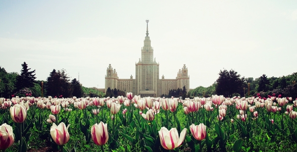 广场上远观莫斯科大学