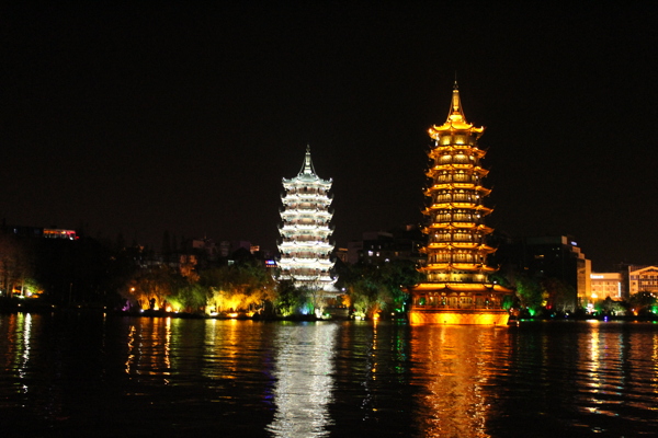 桂林两江四湖日月双塔夜景拍摄摄影图