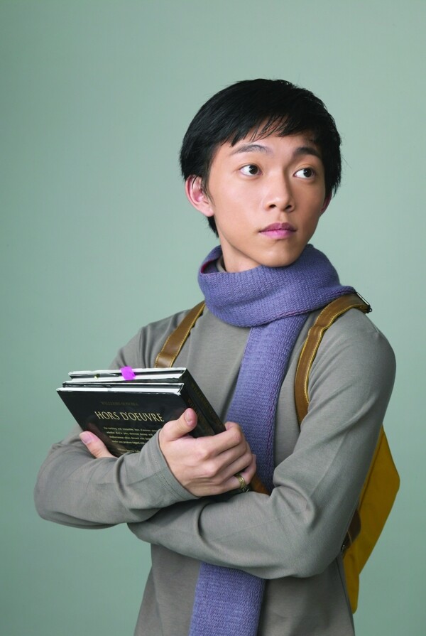 抱著書(shū)本的男生圖片
