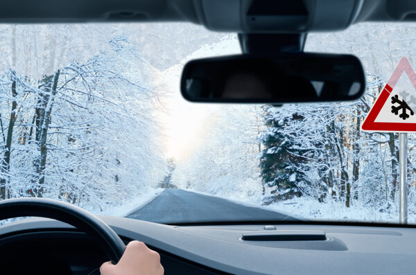 开车的人物与雪景图片