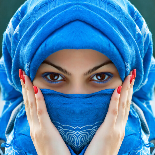 蓝色围巾下的美女图片
