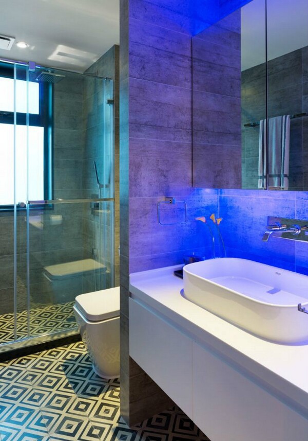 现代简约浴室蓝色背景墙室内装修效果图