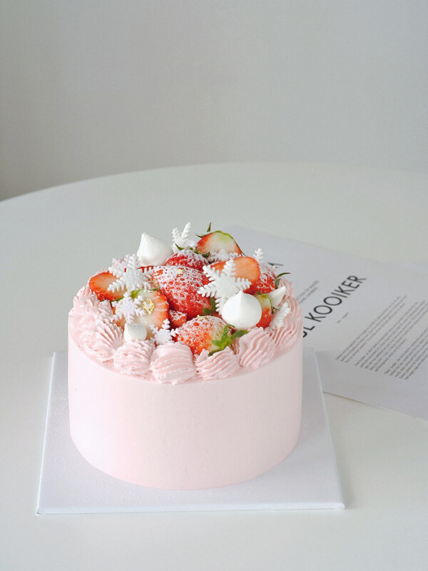 粉色草莓蛋糕