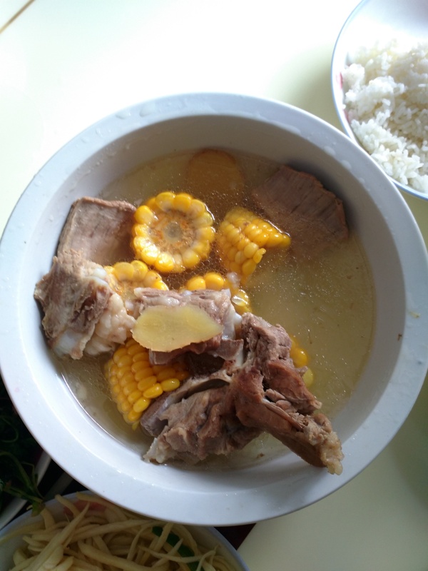 玉米骨頭湯圖片