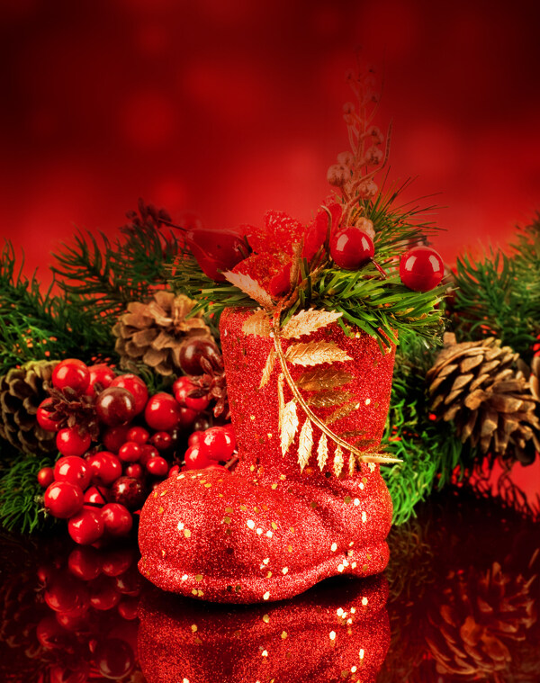 红色鞋子与圣诞树装饰图片