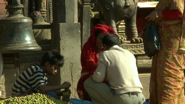 人在村庄在尼泊尔的股票市场交易的录像