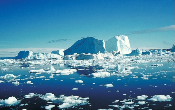 北冰洋上的浮冰和积雪图片