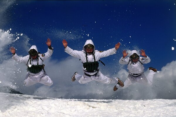 雪地训练的军人图片