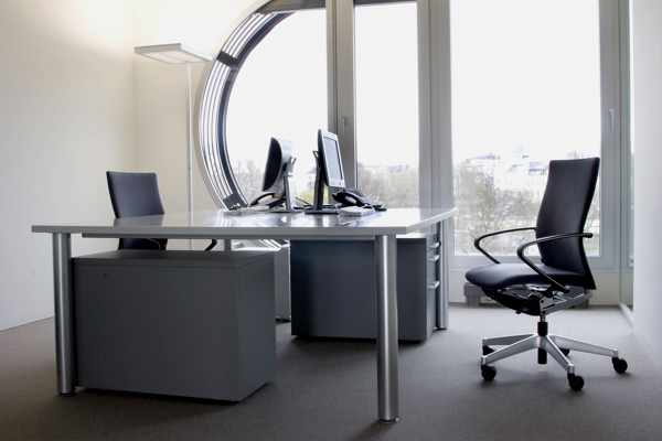 现代时尚办公室办公桌椅图片
