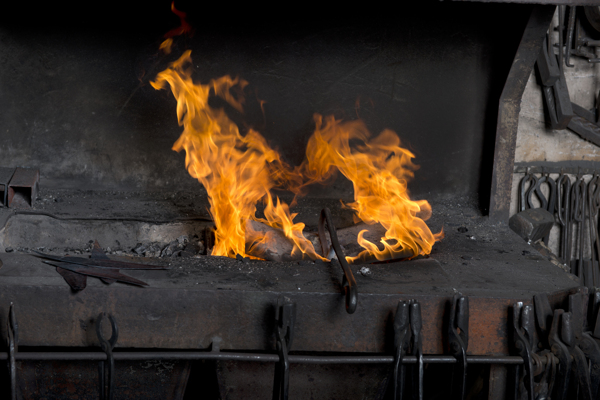 燃烧的铁炉图片