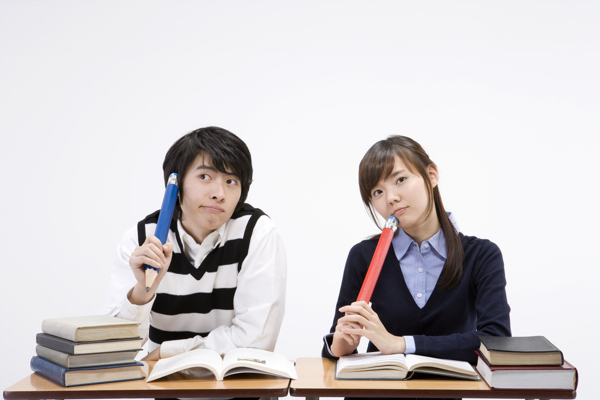 課堂上認真思考的男生女生圖片