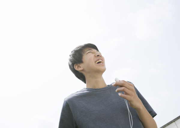 手拿口哨的男生圖片