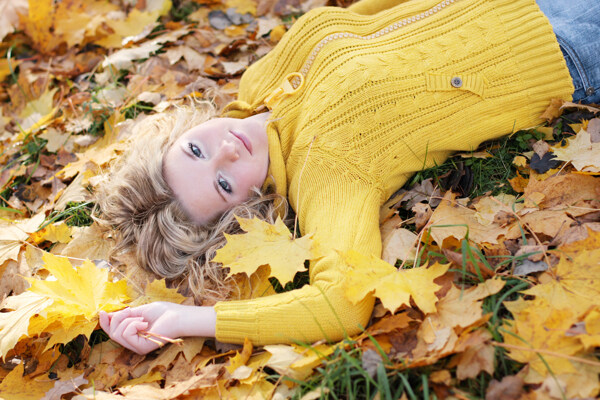 躺在落叶上的美丽女孩图片