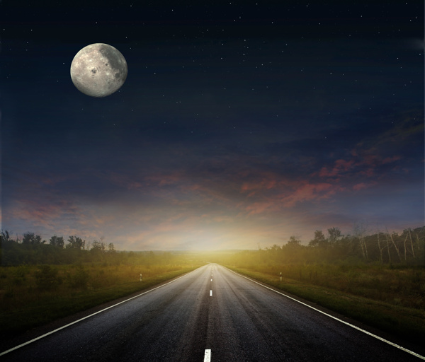 月亮与笔直公路风景高清图片