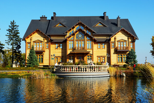 湖水边的别墅风景图片