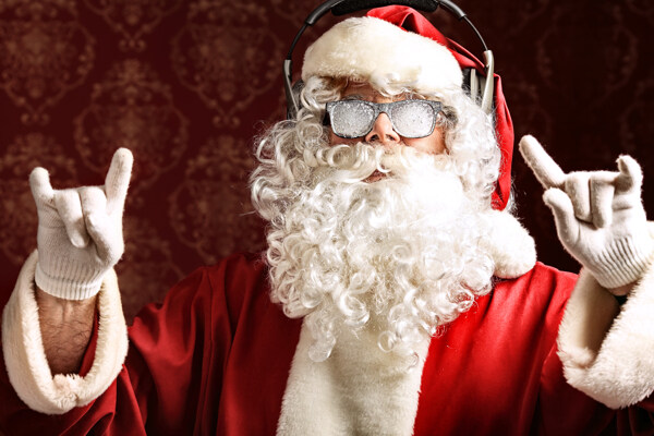 戴耳机听音乐的圣诞老人图片