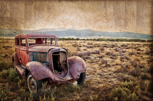 停在野草地上的老式汽车图片素材