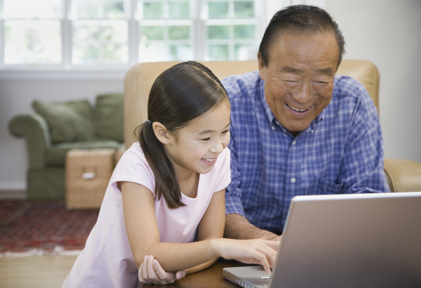 玩电脑的小女孩与爷爷图片