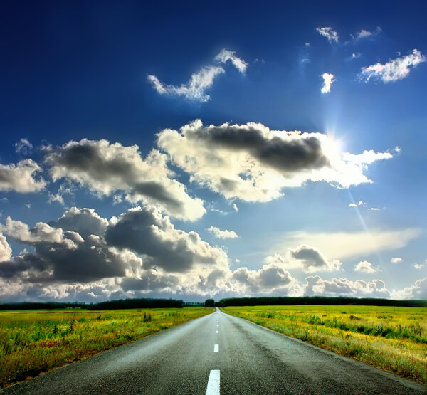 蓝天白云下的马路风景图片