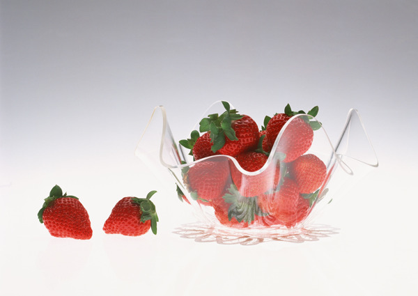 盆子里的新鲜草莓高清图片下载