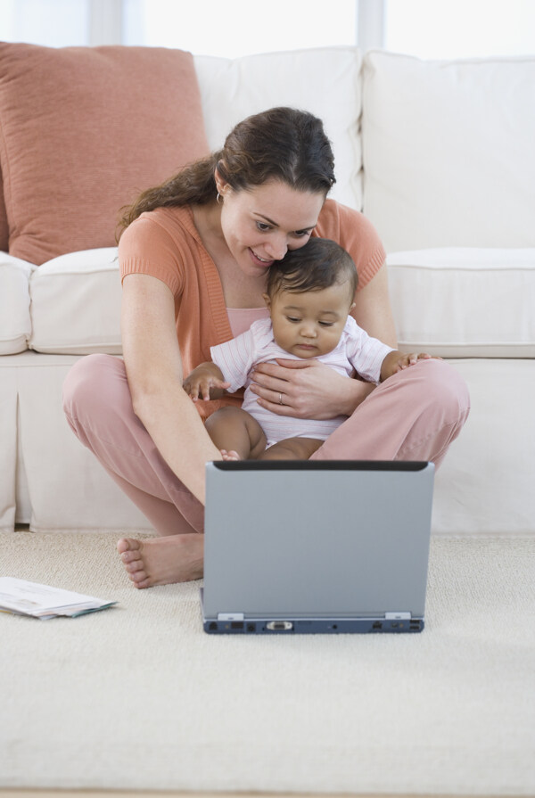 玩电脑的妈妈与小宝宝图片
